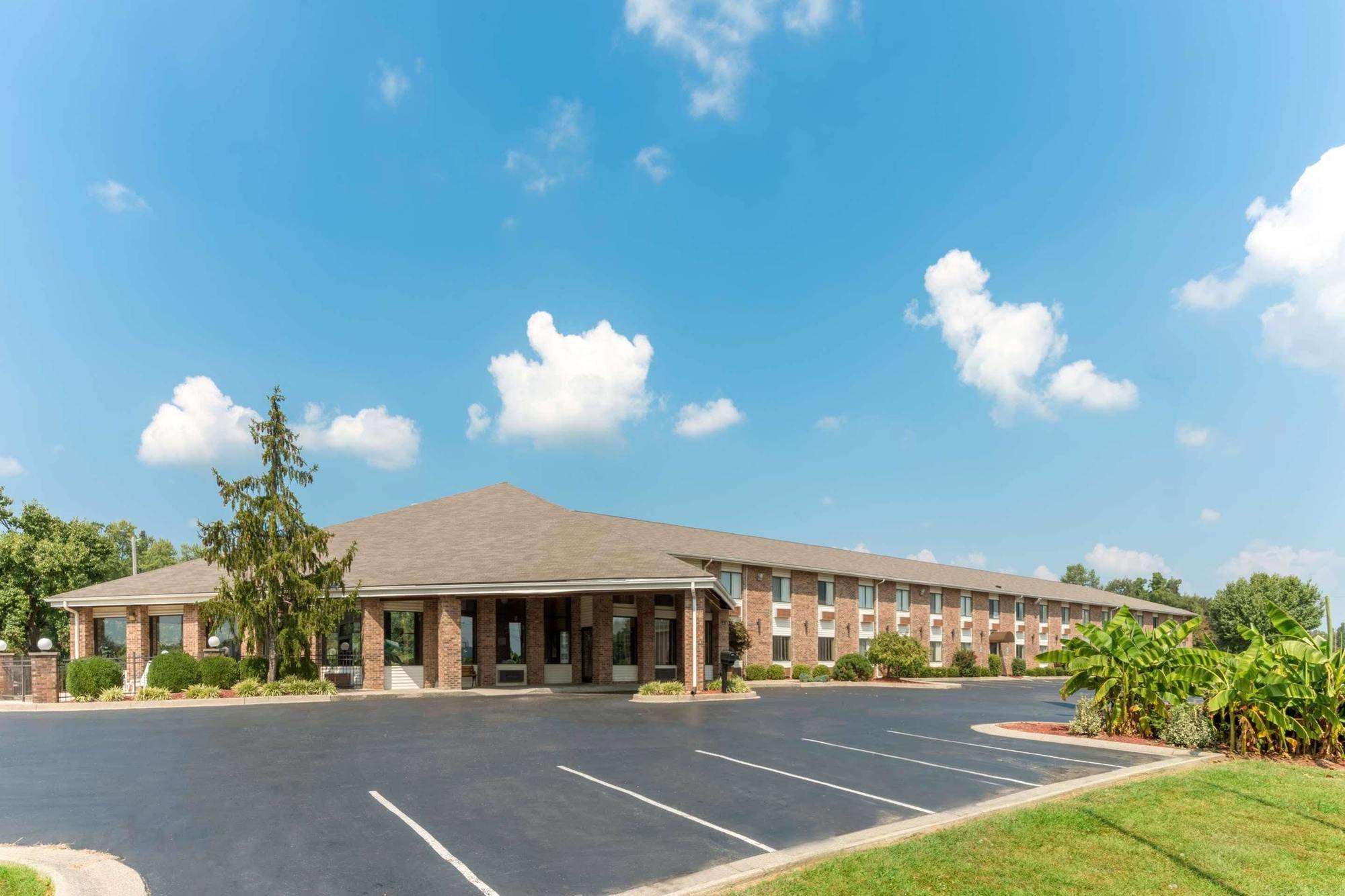 Hotel Baymont By Wyndham Louisville South I 65 2*